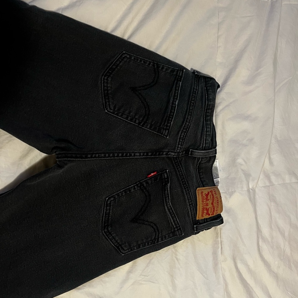 Black cropped  Levi’s with hole in knee size 28